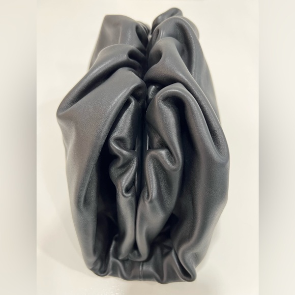 Bottega Veneta The Teen Leather Pouch - Picture 8 of 12